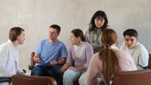 Ryhmä Kiinnostuneita Aikuisia Opiskelijoita Keskustelemaan Jostakin Aiheesta Istuu Tuolit Sijoitettu — kuvapankkivideo