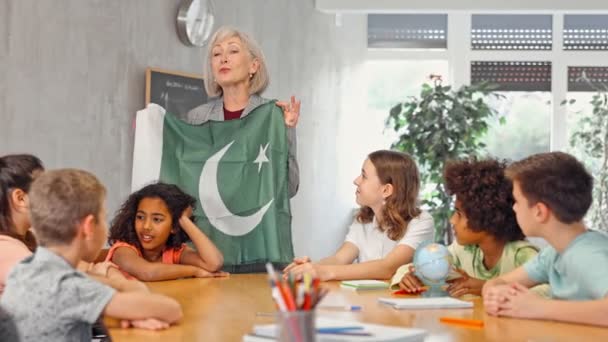 Starší Učitelka Vypráví Žákům Historii Pákistánu Lekci Drží Národní Vlajku — Stock video