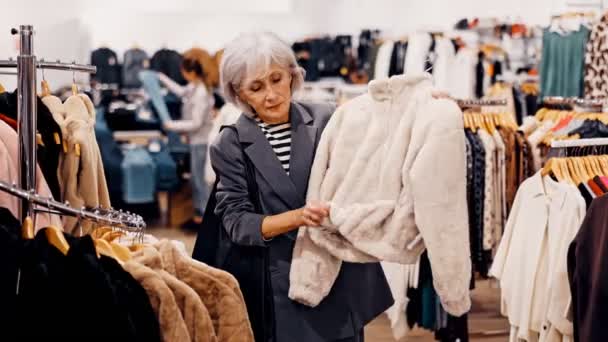 Starší Žena Kupující Vybere Kožich Oděvním Obchodě — Stock video