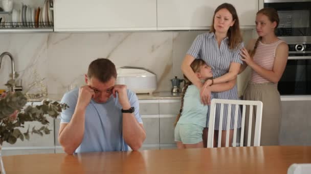 Znepokojený Emocionální Napjatý Muž Sedící Stolu Domácí Kuchyni Rozmazaném Pozadí — Stock video