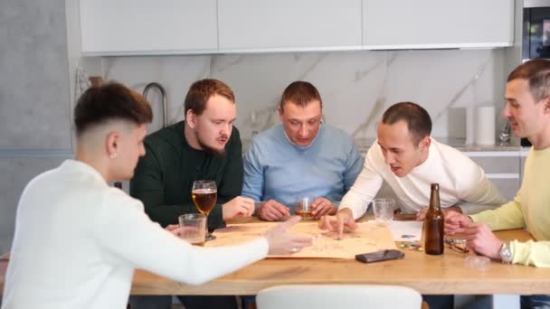 Друзья Пьют Пиво Энтузиазмом Играют Настольные Игры Дома — стоковое видео