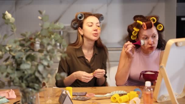 Freundinnen Genießen Momente Der Schönheitsroutine Und Selbstpflege Frauen Sitzen Tischspiegel — Stockvideo