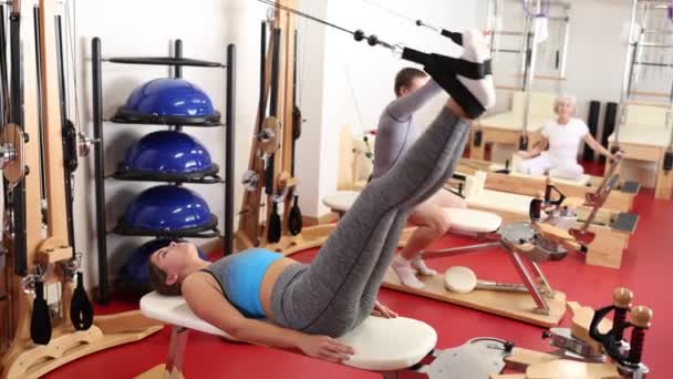 Mladá Žena Sportovním Oblečení Trénink Její Nohy Řemínky Pilates Studio — Stock video