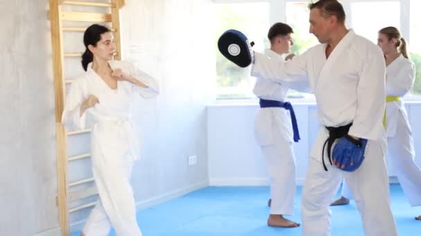 Mujer Joven Karateka Kimono Trenes Patadas Estudio — Vídeo de stock