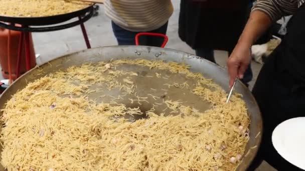 Šéfkuchař Porcování Lahodné Tradiční Valencijské Mořské Plody Fideua Slané Nudle — Stock video