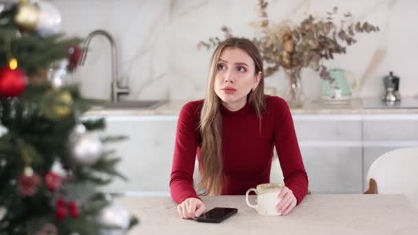 Verärgerte Einsame Frau Die Weihnachtstisch Sitzt Und Auf Einen Anruf — Stockvideo