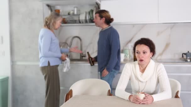 Donna Frustrata Seduta Cucina Durante Lite Tra Marito Madre Anziana — Video Stock
