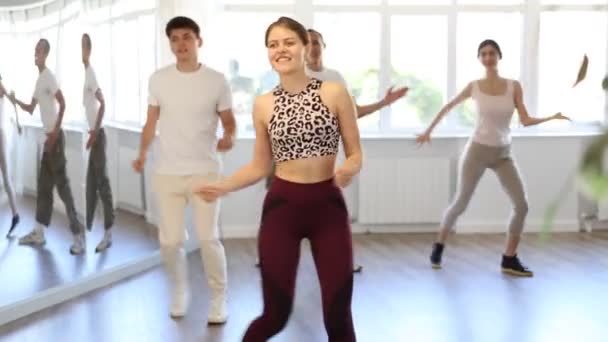 Mädchen Zusammen Mit Tanzjugendgruppe Probt Auftritt Erarbeitet Abfolge Von Ereignissen — Stockvideo
