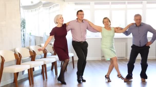 Grupo Personas Mayores Con Hombre Mediana Edad Realizan Danza Folclórica — Vídeo de stock