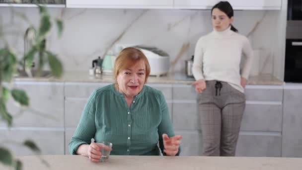 Frusztrált Idős Anya Feszült Beszélgetést Folytat Lányával — Stock videók