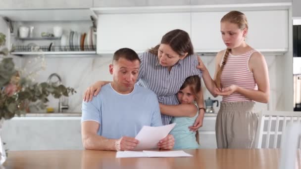 Saddened Head Family Sitting Kitchen Reading Final Documents Family Business — Stock Video