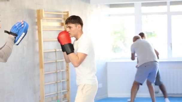 Guy Trabalha Fora Força Velocidade Boxe Punch Mitts Com Ajuda — Vídeo de Stock