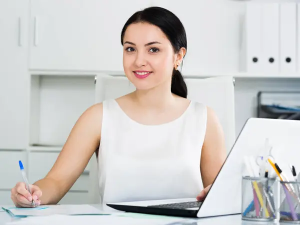 Young Female Employee Having Productive Day Work Office — Stockfoto