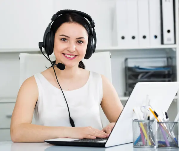 Jonge Vrouwelijke Werknemer Productief Werkzaam Bij Call Center — Stockfoto