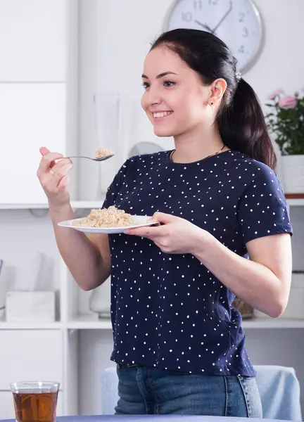 Young Smiling Girl Standing Table Eating Cereal Breakfast — Stock Photo, Image
