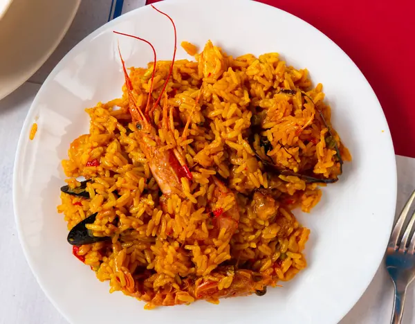 エビとビバルブのカクテルとトレイで炒めた米 伝統的なスペイン語と地中海のパエリア — ストック写真