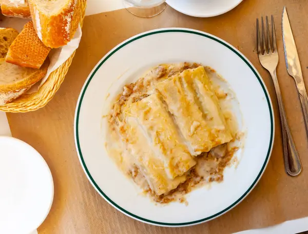 伝統的なイタリアのカネロニは すりおろしたチーズでベシャメルソースで焼いたミンチ肉で詰め — ストック写真