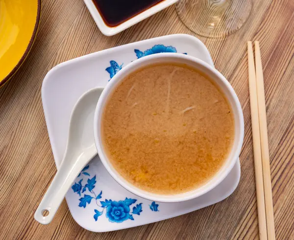Japoński Zupa Miso Dished Płycie Serwisowej Koniecznym Układaniem Stołu — Zdjęcie stockowe