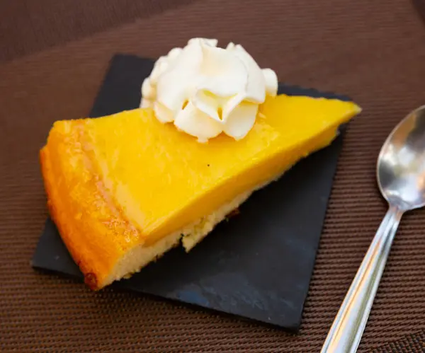 デザート用にクリームを添えた甘いレモンパイのピース — ストック写真