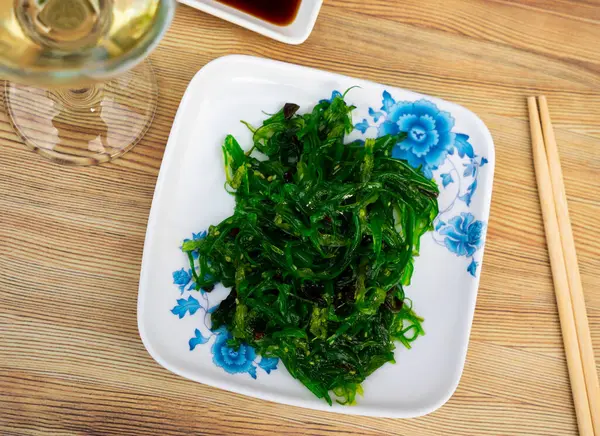 Salade Algues Japonaises Dans Une Assiette Avec Sauce Soja Sur Photos De Stock Libres De Droits