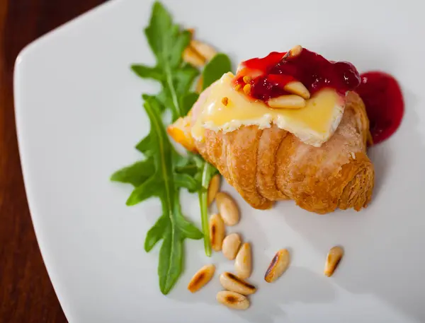 Delicious French Style Breakfast Crispy Croissant Slice Soft Camembert Berry — Zdjęcie stockowe