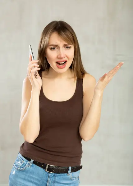 Mujer Joven Indignada Ropa Casual Hablando Por Teléfono Móvil Estudio —  Fotos de Stock