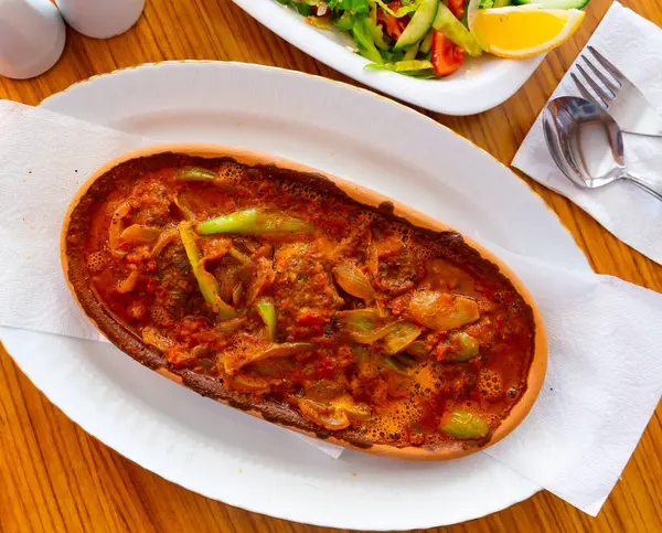 Izmir Kofte Τούρκικο Πιάτο Πικάντικα Κεφτεδάκια Σερβιρισμένα Σάλτσα Ντομάτας Royalty Free Εικόνες Αρχείου