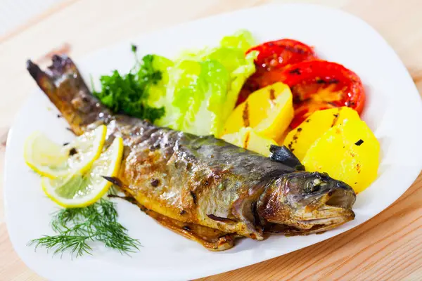 Fried Trout Fish Served Baked Potatoes Tomatoes Fresh Greens — Stock Photo, Image