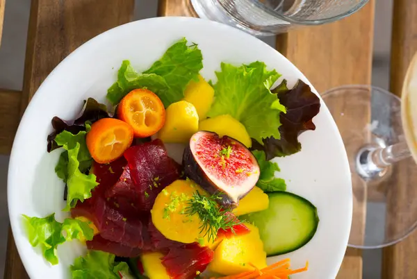 Salată Apetisantă Ton Proaspăt Mango Dovlecei Salată Verde — Fotografie, imagine de stoc