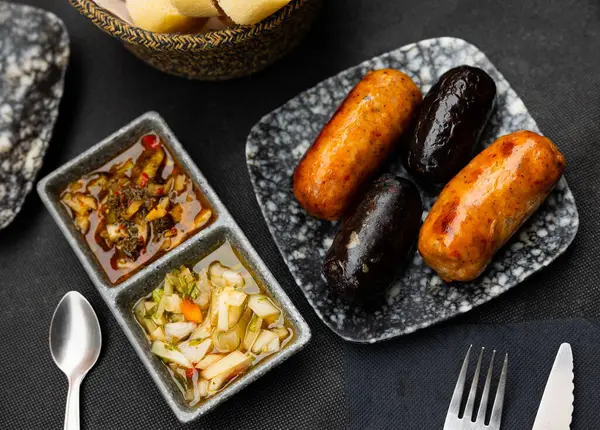 Juicy Grilled Creole Sausages Served Pickled Vegetables Fotos De Stock Sin Royalties Gratis