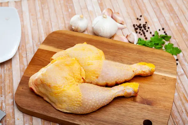 家庭料理 新鮮な生の鶏の足と木製のテーブルの上で焙煎するための準備条件 — ストック写真