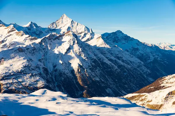 Sviçre Nin Popüler Zermatt Tatil Beldesi Yakınlarındaki Kışın Manzaralı Dağ — Stok fotoğraf