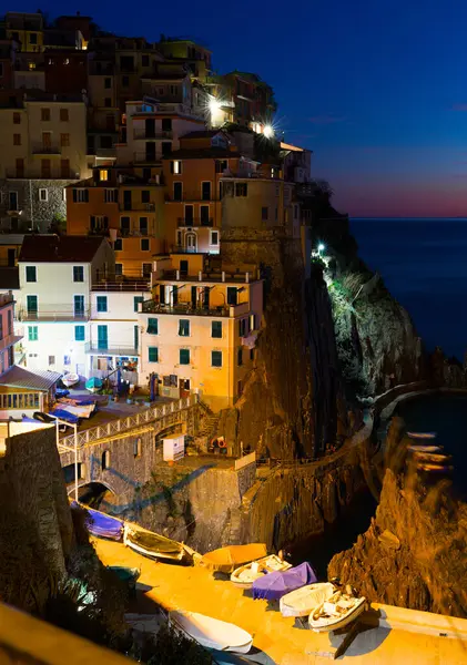 意大利一个风景如画的小镇 马那罗拉镇的夜灯下 免版税图库照片