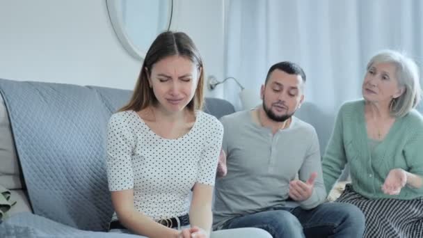 Femme Bouleversée Parle Pas Après Discorde Avec Mère Mari Debout Séquence Vidéo