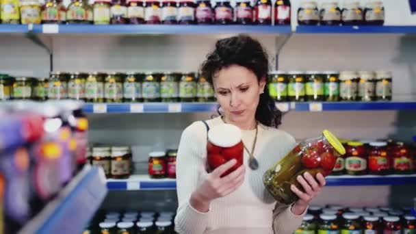 Volwassen Vrouw Shopper Casual Kleding Kiest Gepekelde Komkommers Tomaten Winkel — Stockvideo