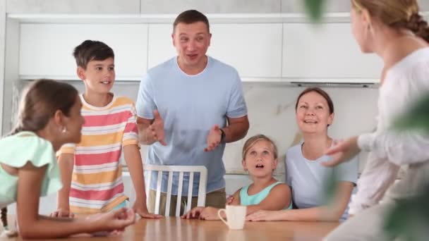 Концепція Великої Дружньої Сім Діти Різного Віку Батьки Спілкуються Домашній — стокове відео
