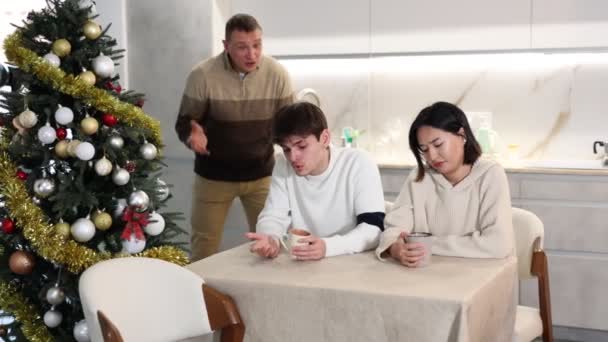 Riña Doméstica Durante Celebración Navidad Padre Regaña Grita Los Jóvenes Vídeos De Stock Sin Royalties Gratis