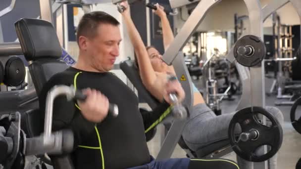Sportlicher Mann Trainiert Ihre Arme Einem Simulator Mit Seilen Hochwertiges — Stockvideo