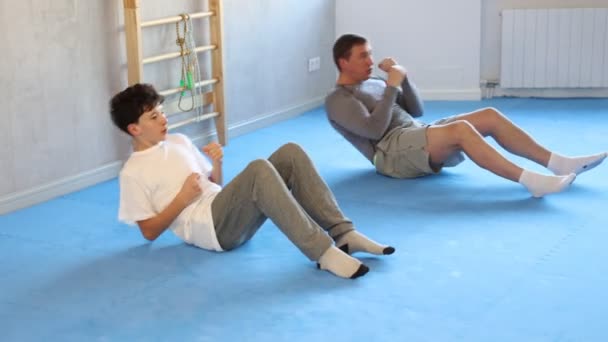 在空手道或柔道训练过程中 青少年男子和和服训练员同时训练腹部肌肉和打拳 高质量的4K镜头 — 图库视频影像