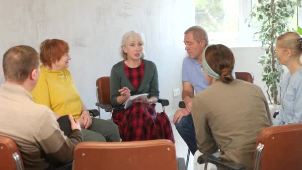 高齢者のための介護施設でグループ療法を行う若い女性心理学者 — ストック動画