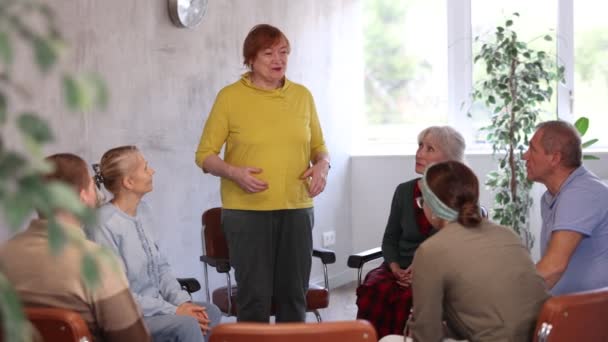 Yaşlı Kadın Dinleyen Olgun Insanlarla Grup Toplantısına Başkanlık Ediyor Video Klip