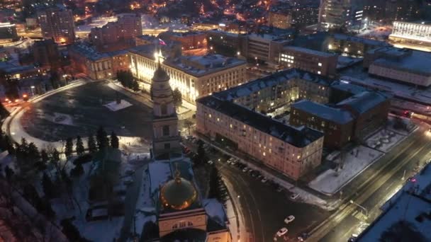 冬のキリスト降誕大聖堂の上の景色市内中心部とロシアのリペツクの住宅街の夜 — ストック動画