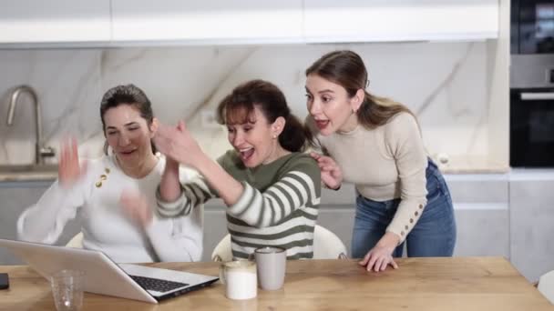 여성은 컴퓨터에 대단히 기쁘게 승리에 소식을 — 비디오