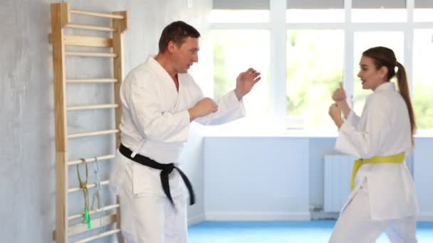 Vuxen Man Och Ung Kvinna Kimono Träning Karate Sparkar Studio Royaltyfri Stockfilm