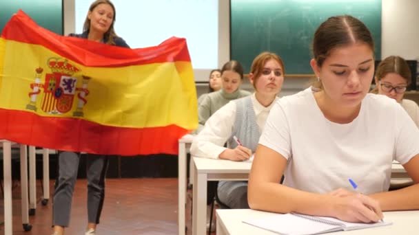 Professor Com Bandeira Espanha Conta História Surgimento Estado Península Ibérica — Vídeo de Stock
