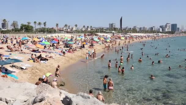 Spiaggia Sabbia Mediterranea Nella Soleggiata Giornata Calda Badalona — Video Stock