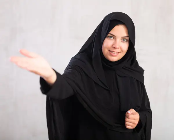 Jeune Femme Souriante Vêtue Vêtements Islamiques Traditionnels Pointant Quelque Chose — Photo