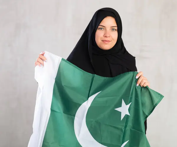 Glada Unga Muslimska Kvinna Bär Svart Traditionell Hijab Holdingflagga Pakistan Royaltyfria Stockfoton