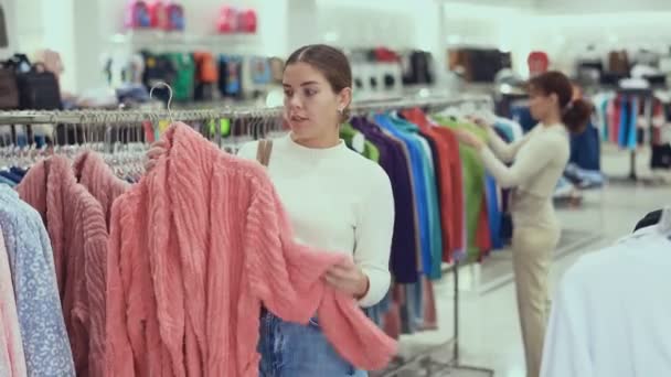 Mağazaları Inceledikten Sonra Kız Askı Üzerindeki Bornozu Seçiyor Detaylarını Yakından — Stok video