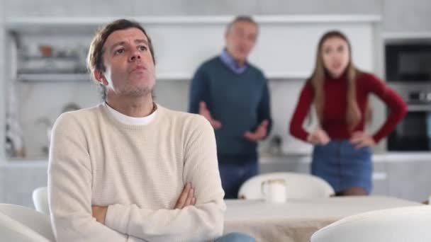 Volwassen Man Wil Niet Praten Vanwege Meningsverschillen Met Zijn Vader — Stockvideo